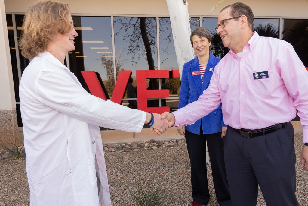 Today is #WorldVeterinarianDay and we want to celebrate a soon-to-be Veterinarian. Meet Dayson, 17, who after being diagnosed with a respiratory disorder, wished to be a vet for a day! 🩺🥼 ⭐ Visit arizona.wish.org/donate to help grant future wishes for kids like Dayson.