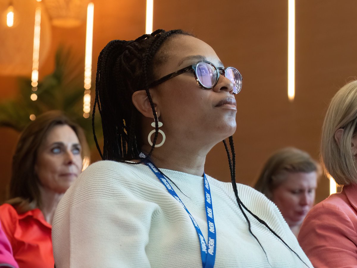 HBAnet's tweet photo. I believe we all stand on the shoulders of giants. I am where I am bc brave women &amp; people of color broke barriers. Pay equity is one of our remaining barriers &amp; I want to do my part now for future women.
https://t.co/83JsmV2K1N

#NationalVolunteerWeek #HBAimpact @hbanet_eur https://t.co/3rJCG94ZMh