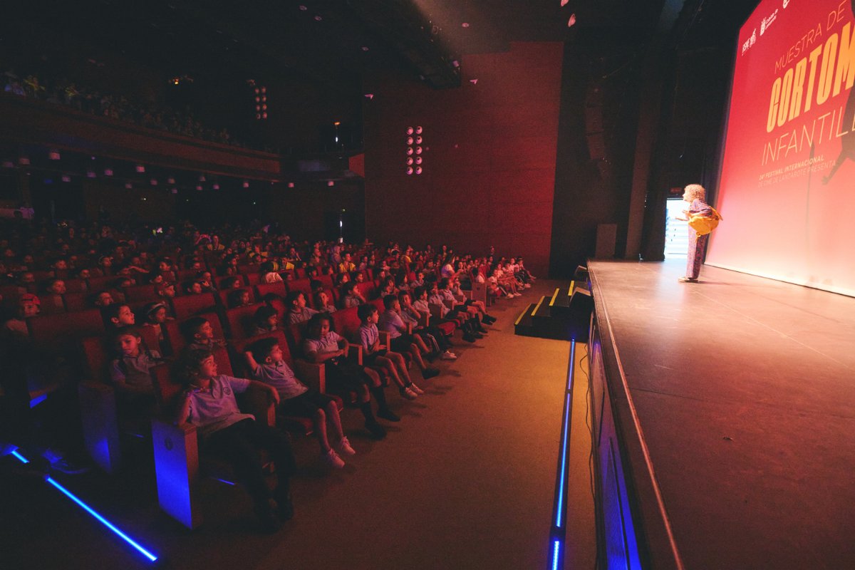 El Teatro Salinero acogió a casi cuatro mil estudiantes en el Festival Internacional de Cine. Se proyectaron 25 cortometrajes con contenidos especiales para cada franja de edad. 🎭 🌐 Los interesados pueden inscribirse a través de la página web: festivaldecinedelanzarote.com/concursos-de-c…