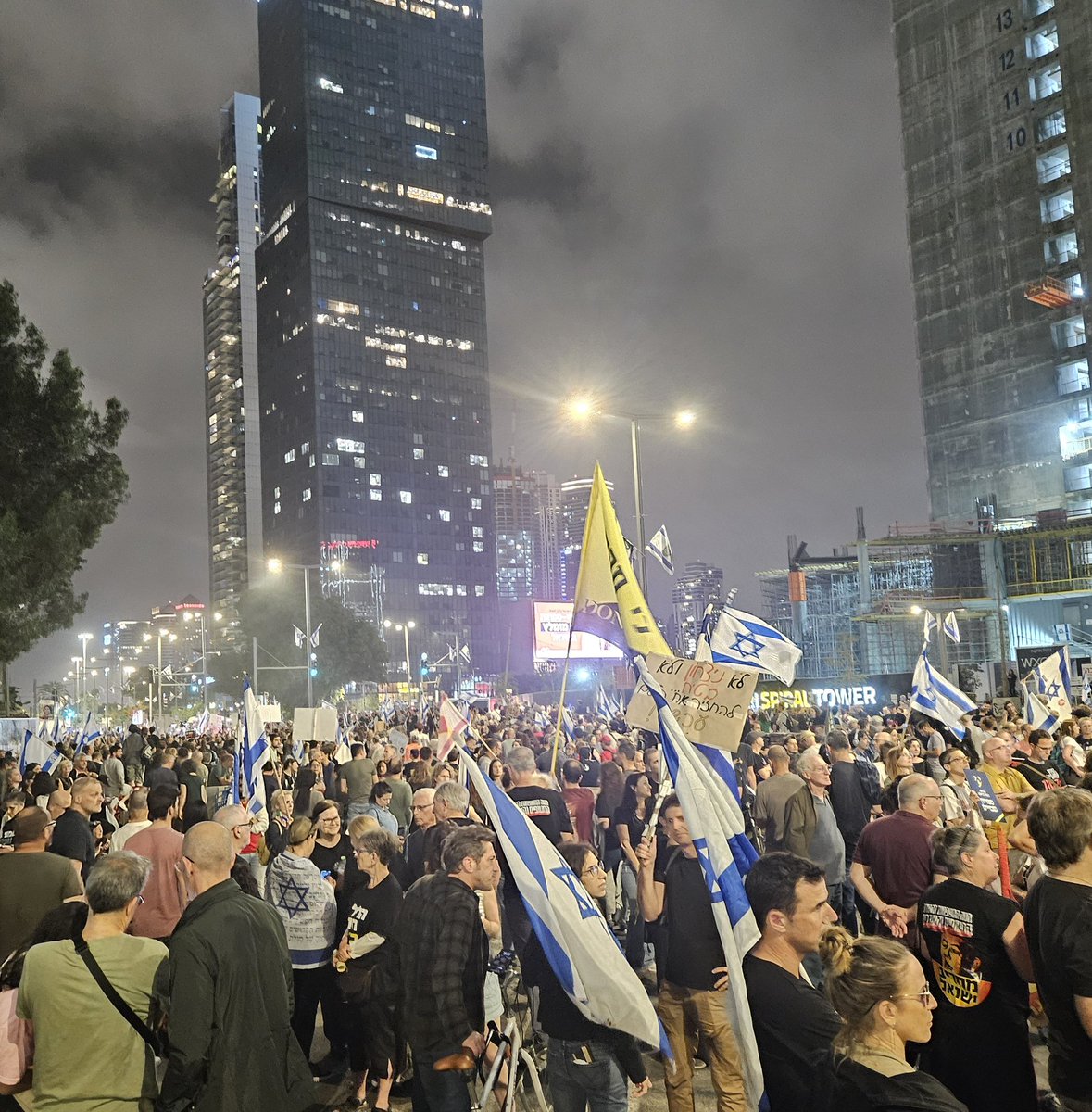 #TelAviv tonight: Tens of thousands of anti-govt protesters are once again on the streets calling for the immediate ousting of @Netanyahu and his inept, corrupt, and messianic clan. #GazaWar