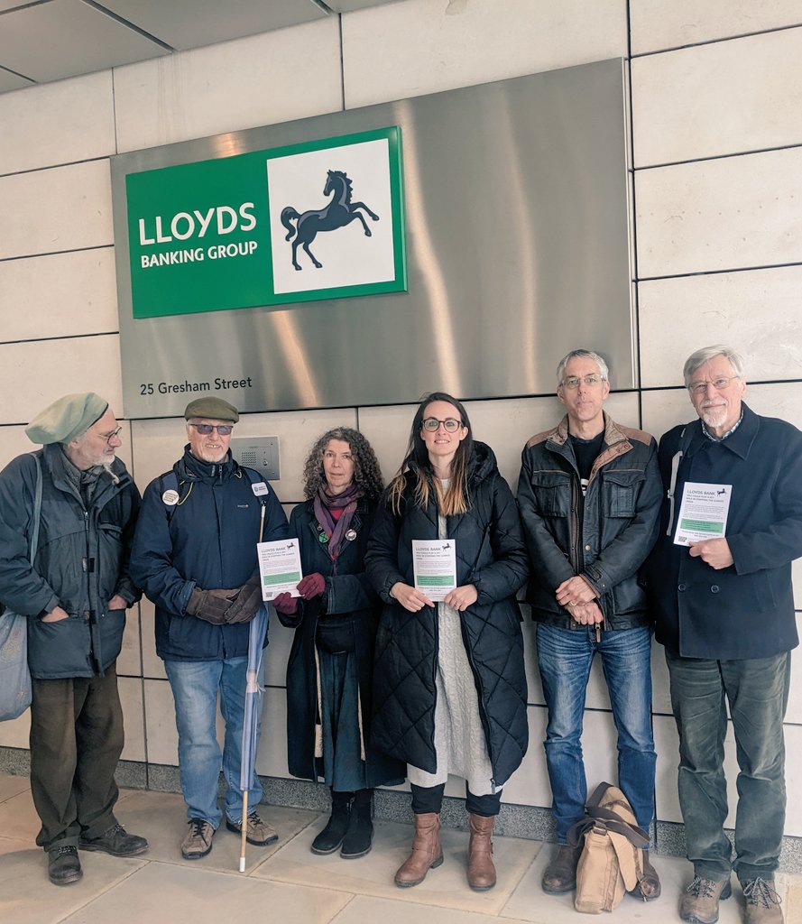 This week we've been outside Lloyds Bank in London We've been having conversations with their staff & highlighting the key role Lloyds could play in tackling the climate crisis, if they took the step to become a fossil-fuel-free bank Come on @LloydsBank - fulfill your potential