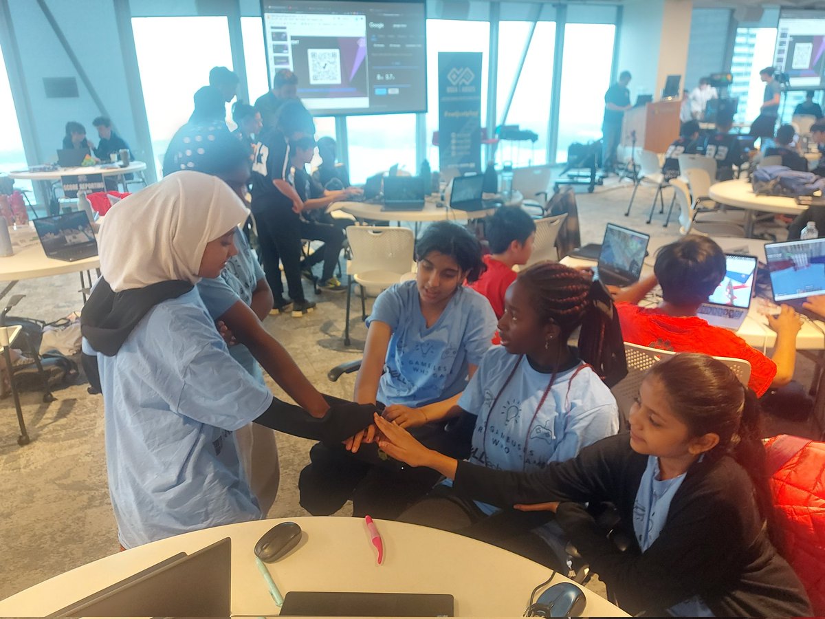AiSlater's tweet photo. The final challenge was to create a video game that had many levels and a central theme. Our @WoburnJunior #GirlsWhoGame team worked together to create a tower game with a ❄️☃️🎿❄️ theme. Great final round of today's @osea_aoses #MinecraftProvincialFinals at @Microsoft https://t.co/OgU1lpTXKq