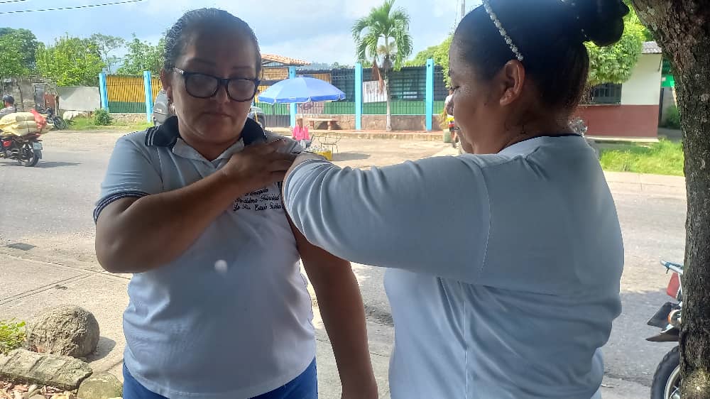 AMB_FRANCISCORL's tweet photo. Clínica Popular Tipo I @AMB_FRANCISCORL #LaFría #Táchira, unidos al #ASIC, activos en Jornada de Vacunación. En el punto Ubicado La Termoeléctrica. Atendida por las Lcda. Adriana Mora, TSU Nancy Fuentes y TSU María Fuentes #JuntosSomosMasFuertes @MagaGutierrezV @Somosivss https://t.co/bOhipEEf7j