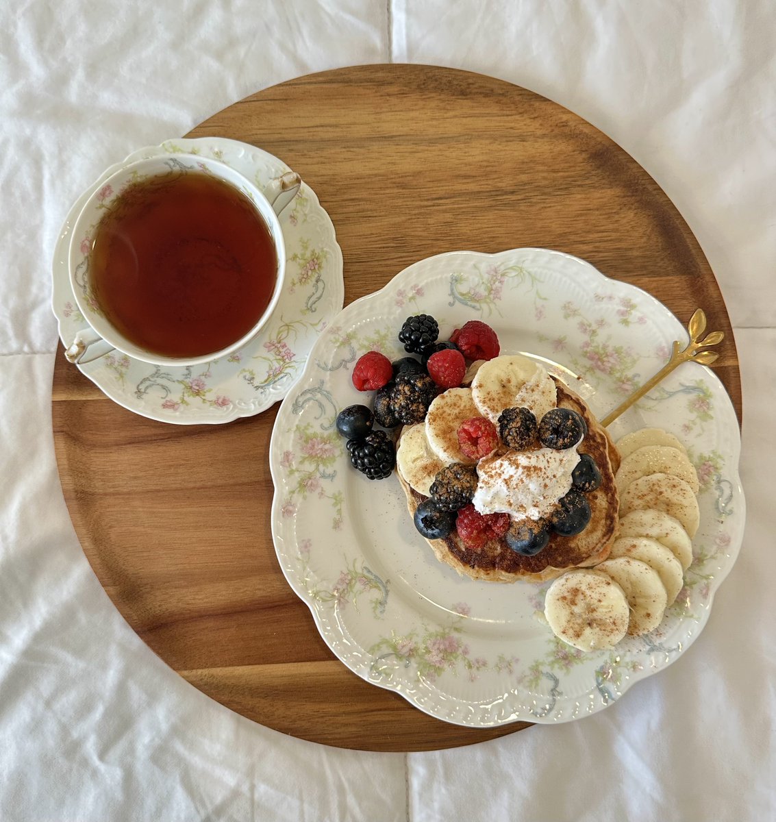 carrot walnut pancakes with berries and cinnamon + earl grey 🥞🫐🫖