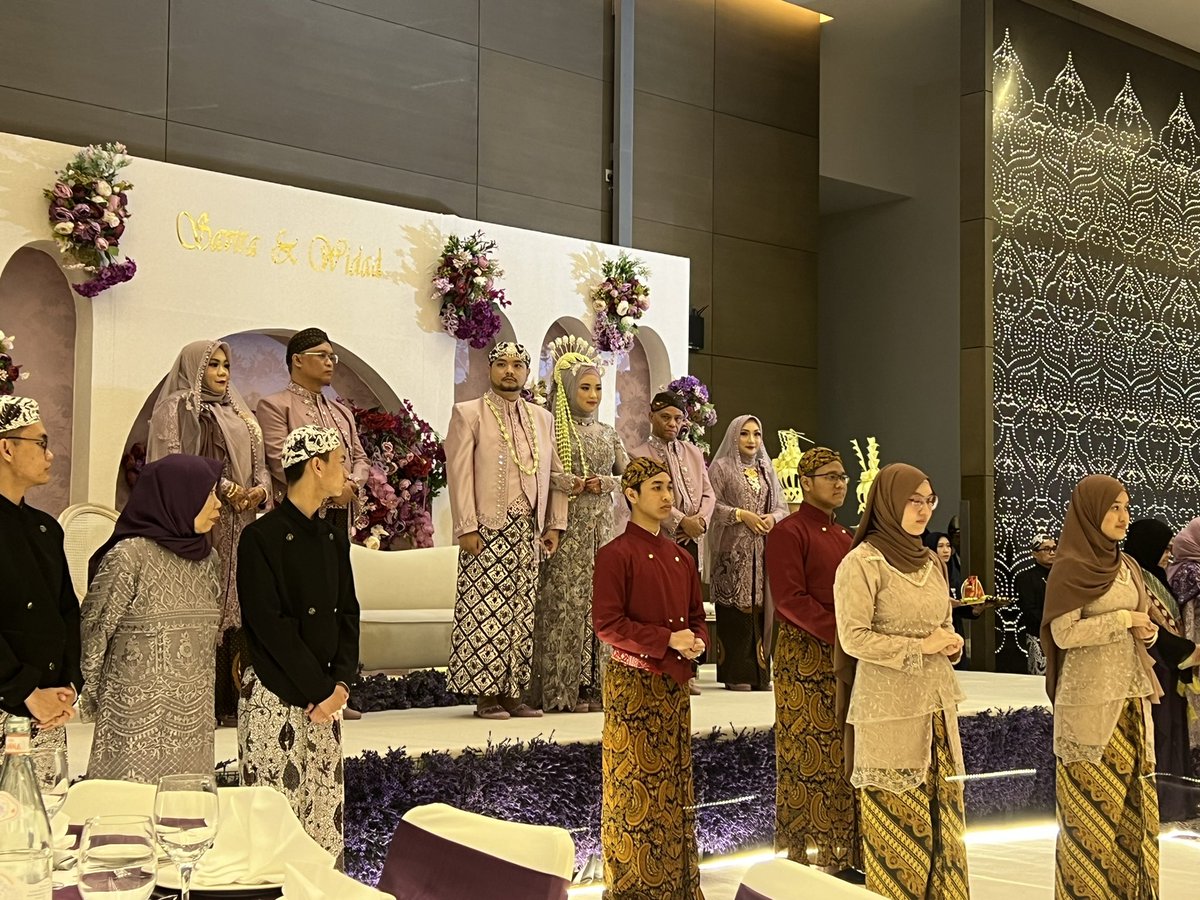 ChowmingW's tweet photo. Honoured to attend this evening the very touching &amp; traditional Javanese wedding of Savira &amp; Widad. Indonesian Amb Ridwan is the proud father of Widad. Selamat atas pernikahan S&amp;W💞 https://t.co/VO6hkvT830