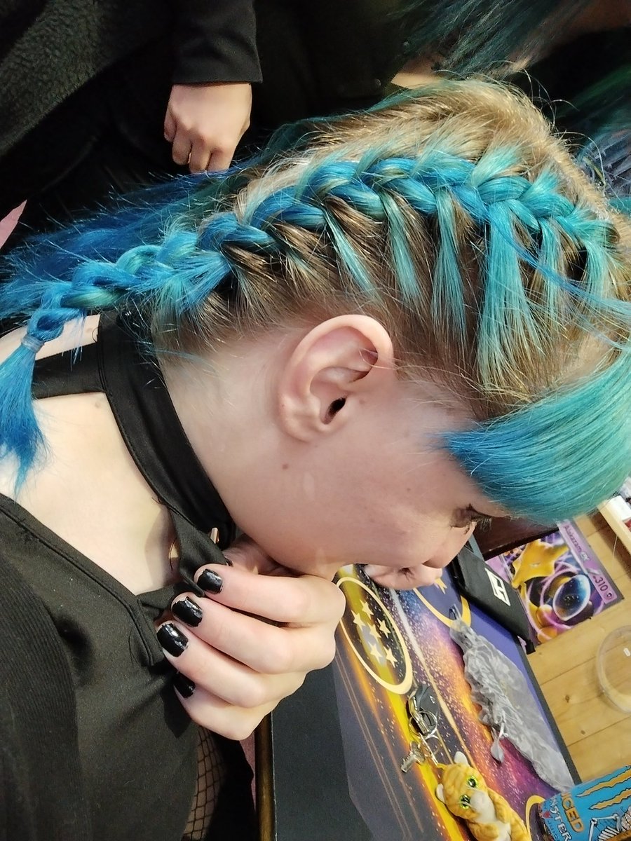 A friend braided my hair and aaaaaaa it looks so good 🥺