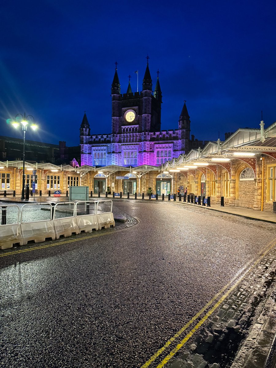 Early starts 😴💤 📍#Bristol Temple Meads #Railway Station. #purple #lights #SaturdayMorning #tired #railways #rain #photo