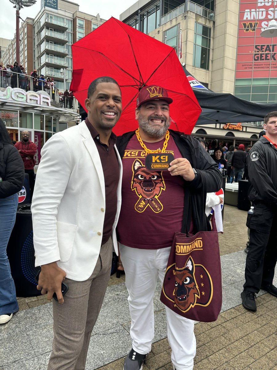 HurQlez's tweet photo. Great to see @whoisjwright here at the @Commanders Draft Party! The man respects the passion of us fans!
(Chain by @Copo_72 )

#RaiseHail
#K9Command
#ExpandtheBrand https://t.co/1RT0vsQU5S
