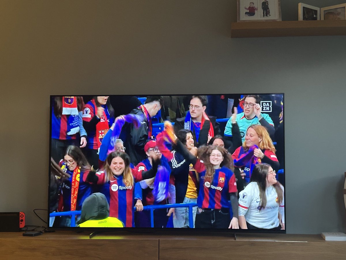 Sort en tenim de les alegries que ens donen les noies del @FCBfemeni! Enhorabona!!! 🙌🏼👏🏼👏🏼👏🏼 (I la comentarista alemanya de DAZN (que utlitzem a Suïssa durant tot el partit s’ha referit a jugadores i equip “catalanes”/“català).