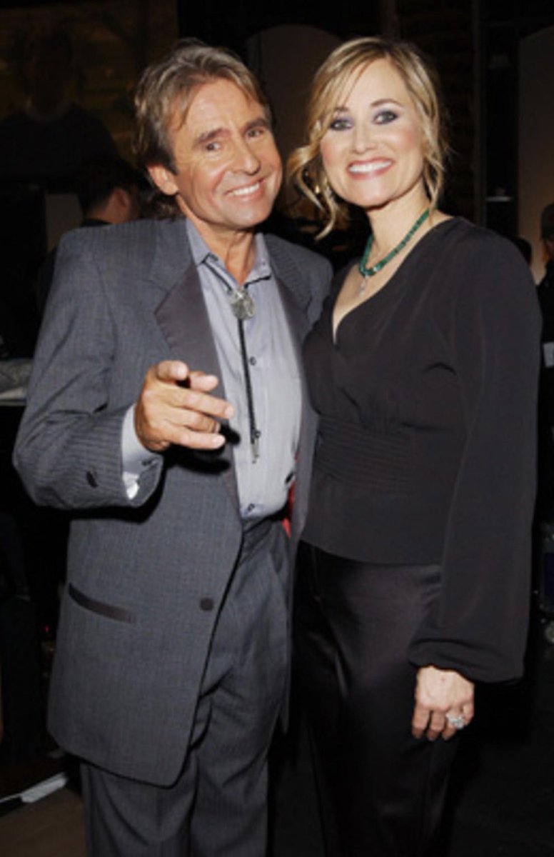 Davy Jones of the Monkees and Maureen McCormick of Brady Bunch fame at the 2003 TV Land Awards. #PopCulture