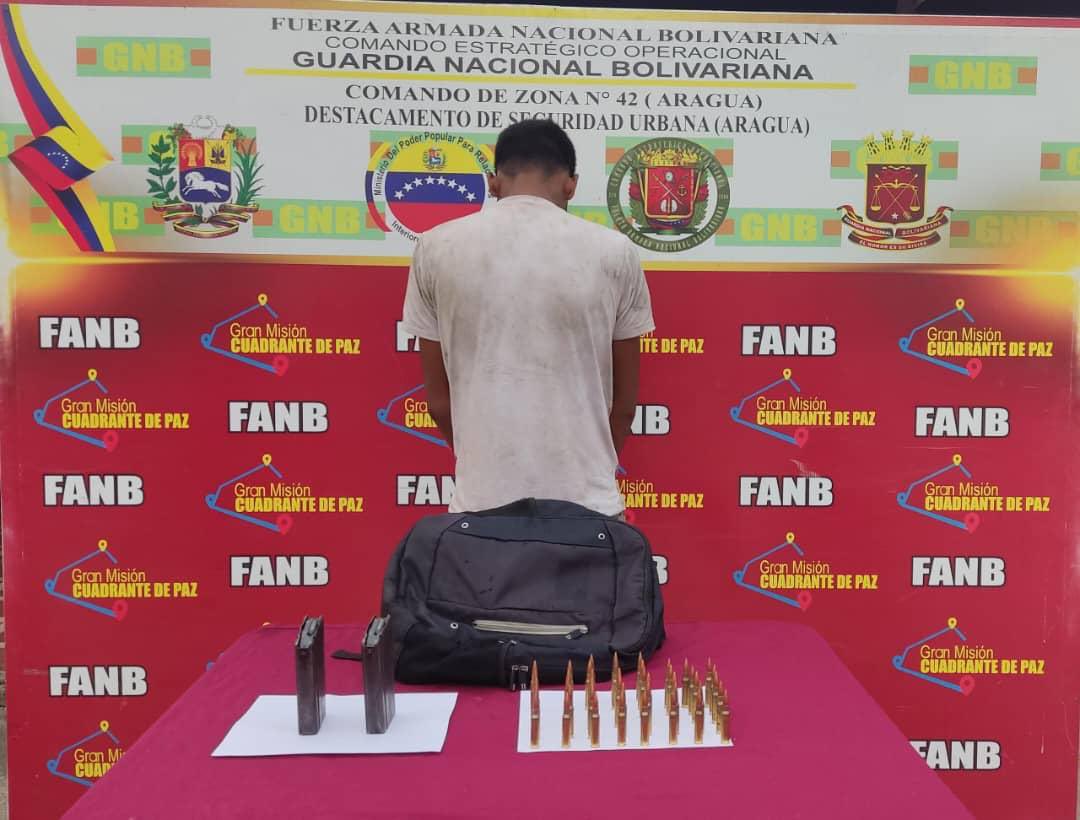 dhernandezlarez's tweet photo. Efectivos de la #FANB efectuaron la aprehensión de un ciudadano identificado como Jairo Eduardo Rengifo Gutiérrez C.I.V-27.204.531 en el sector Cogoyal estado Aragua, perteneciente a la Banda El Flipper, implicado en el robo de material estratégico de la Termoeléctrica José Félix Rivas, quien al momento de la inspección se localizó dentro de un bolso color negro el siguiente material de interés criminalístico:
- Cuarenta y tres (43) cartuchos 7.62x 51 mm.
- Dos (02) cargadores de fusil FAL.
- Un bolso color negro.

 #FANB en la lucha contra los grupos generadores de violencia que afectan la Paz y sosiego de la población. En Venezuela los permisos y licencias de portes de armas están suspendidos por lo que solo el Estado podrá poseer y usar armas de guerra y municiones, las que existieren pasarán a la orden del Estado sin indemnización ni proceso. Además las actividades de minería urbana merman la capacidad de los servicios de la comunidad. Procedimiento a orden del Ministerio Público. 
Para nosotros la Patria es Primero !

#IntegrarEsVencer
