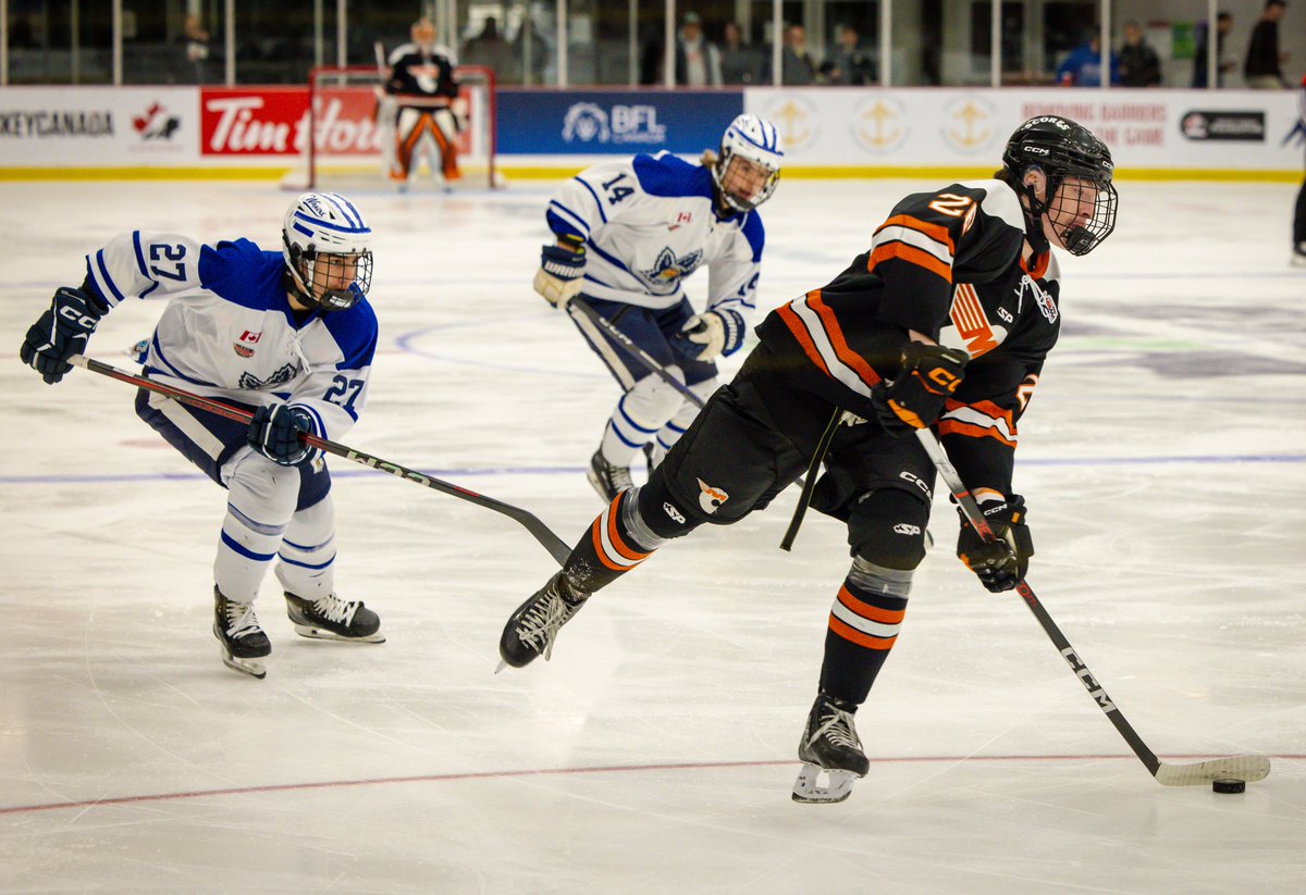 AFTER 2 | The @CantonniersAAA score three goals to take a 4-2 lead over the Markham Waxers. APRÈS 40 MIN | Les @CantonniersAAA marquent trois buts et mènent 4-2 contre les Waxers. #TELUSCup | #CoupeTELUS