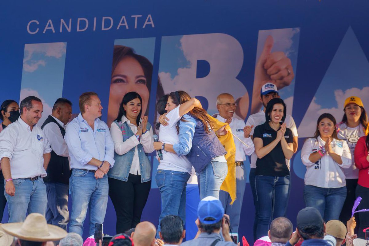 Cuando me preguntan si es difícil encabezar una coalición de 3 partidos💙❤️💛… Así se ve esta alianza por #GTO donde hay esperanza, respeto y un profundo amor por nuestro estado. En el abrazo con Carolina Contreras.