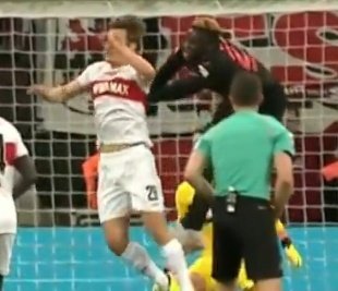 Schubser mit beiden Händen direkt vor Zwayers Augen. Unfassbar #VfB #B04VfB