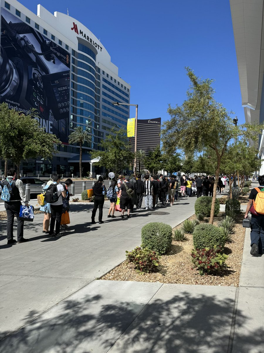 We’re open for Day 2! There was a looooong line that looped around the outside of the convention center 😱