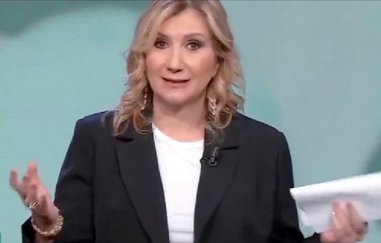 #SerenaBortone che pone una domanda semplice a quel fascista: 'Cosa vuol dire oggi essere fascisti?' Lo ha mandato in crisi e non sa più che rispondere. Credo di adorare questa donna. 😍