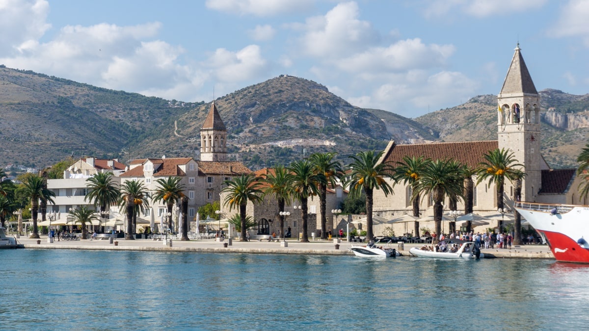 The historic city center of Trogir is on the World Heritage List and is gorgeous. What are the best things to do in Trogir? Discover it now. opreismetco.nl/en/croatia/thi…