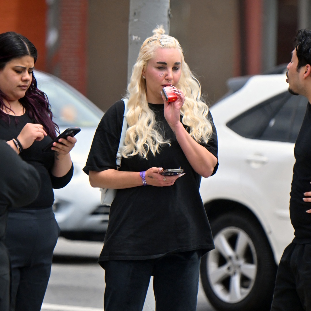 Amanda Bynes Spotted in Los Angeles

More images at: gawby.com/photos/248340

#AmandaBynes #LA #HollywoodSighting #CelebritySighting #LAStreets #FamousInLA #AmandaBynesSpotted #LAAdventure #CityOfAngels #ActressAmandaBynes