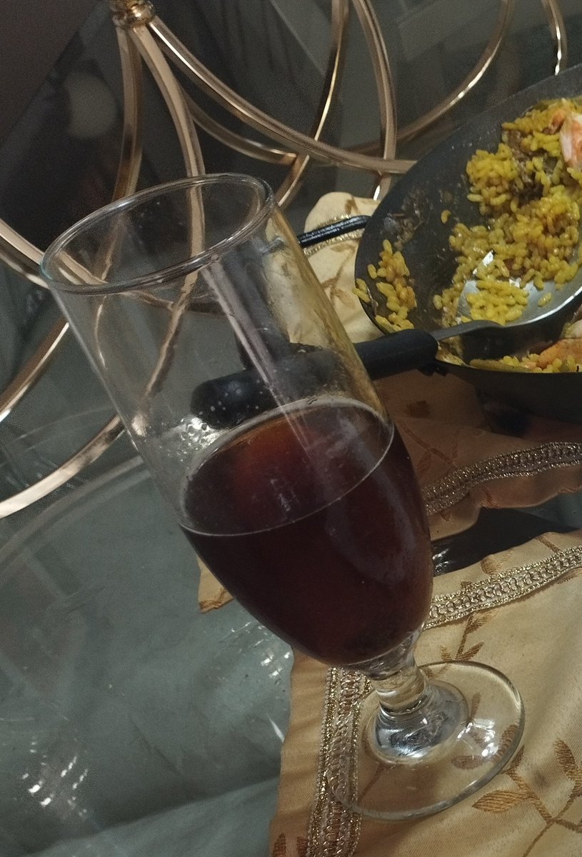 Guayaquil_beer's tweet photo. #PaellaValenciana con camarones y verduras locales 🥘🙈... Acompañada de #Cerveza #kawk Belgian #StrongBerr https://t.co/EPZCLm5KvR