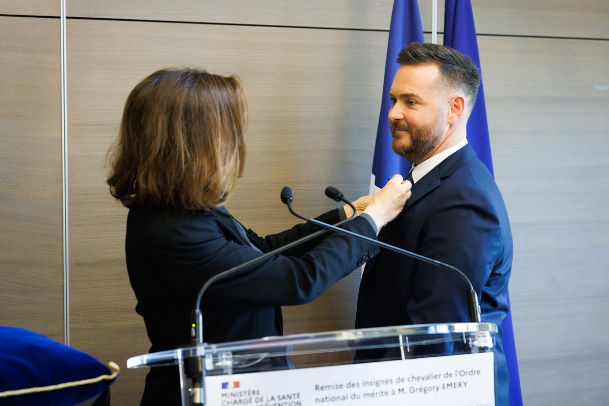 Parfois, la vie de cabinet vous offre les plus belles rencontres professionnelles et personnelles. Magnifique réunion de la grande famille du ministère de la santé autour du meilleur d'entre nous, @emerygreg, décoré par @agnesbuzyn.