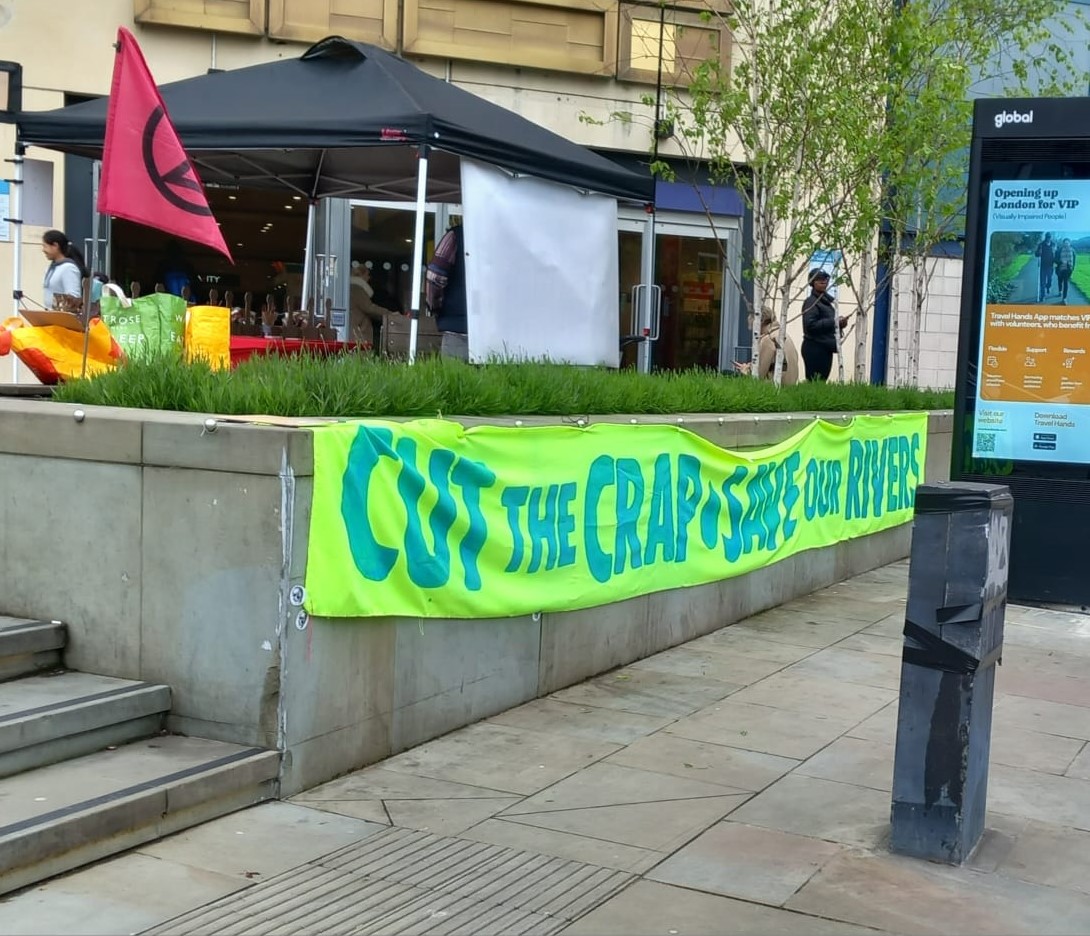 Outside Wandsworth's Southside Shopping Centre this morning. There were 326 sewage spills into the River Wandle in 2023. Who wants 💩in their water 💦 @thameswater @SteveBarclay @DefraGovUK ? #BoycottWaterBills #DontPay4DirtyWater #restorenaturenow #ClimateEmergency