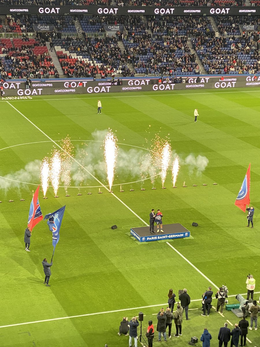 ActuFoot_'s tweet photo. 🚨 OFFICIEL ! WARREN ZAIRE EMERY PROLONGE JUSQU’EN 2029 AVEC LE PARIS SAINT GERMAIN ! ❤️💙

📸 @Adrientp https://t.co/f4mRVjzjET