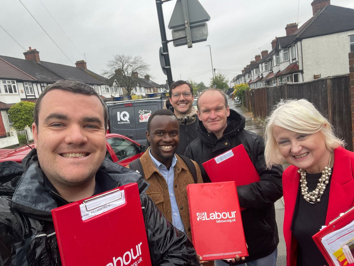 Even in the rain, we're out in #PollardsHill for @SadiqKhan. We’re getting out the postal votes and gearing up for #ElectionDay. With his leadership in City Hall, we can keep free school meals for children, frozen #TFL fares, more social housing and clean air 🌹❤️#VoteLabour