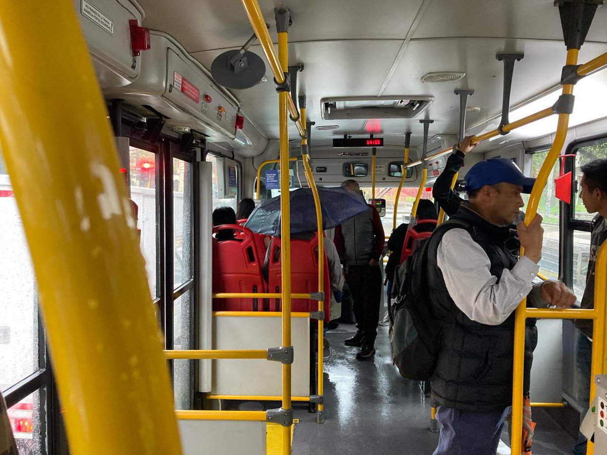 #QuéTalEsto Usuarios de @TransMilenio tienen que sacar sombrillas adentro de los buses. Señalan que hay goteras. Esta foto que me llega es de un dual - ruta D81. @SectorMovilidad los pasajeros están inconformes, con justa causa.