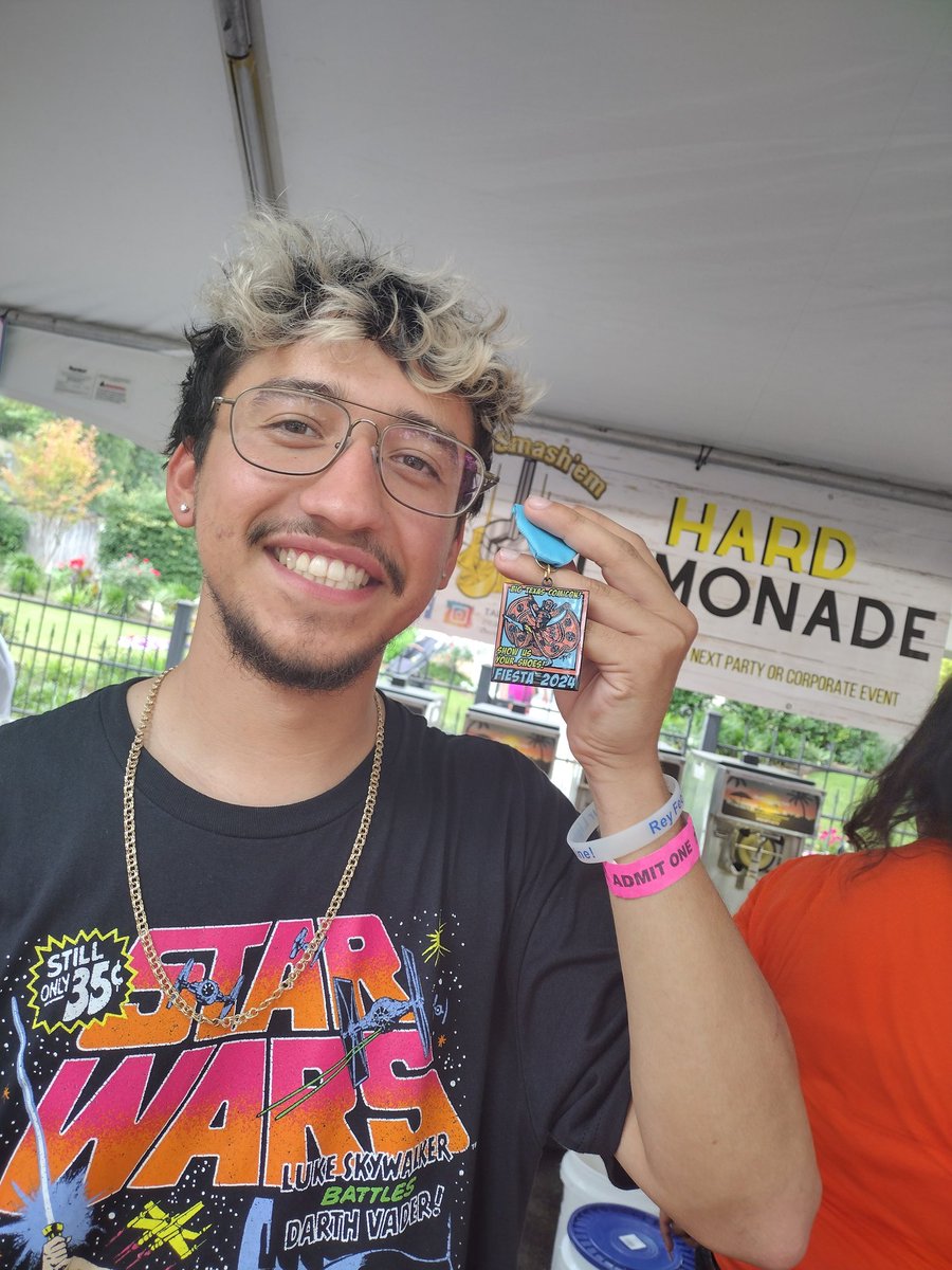 I been giving out Free @bigtexcon fiesta medals to anyone wearing a geek tee shirt at the Kings Williams Fair today. This guy is wearing a Star wars tee and I gave him one, #SanAntonio . @FiestaSA