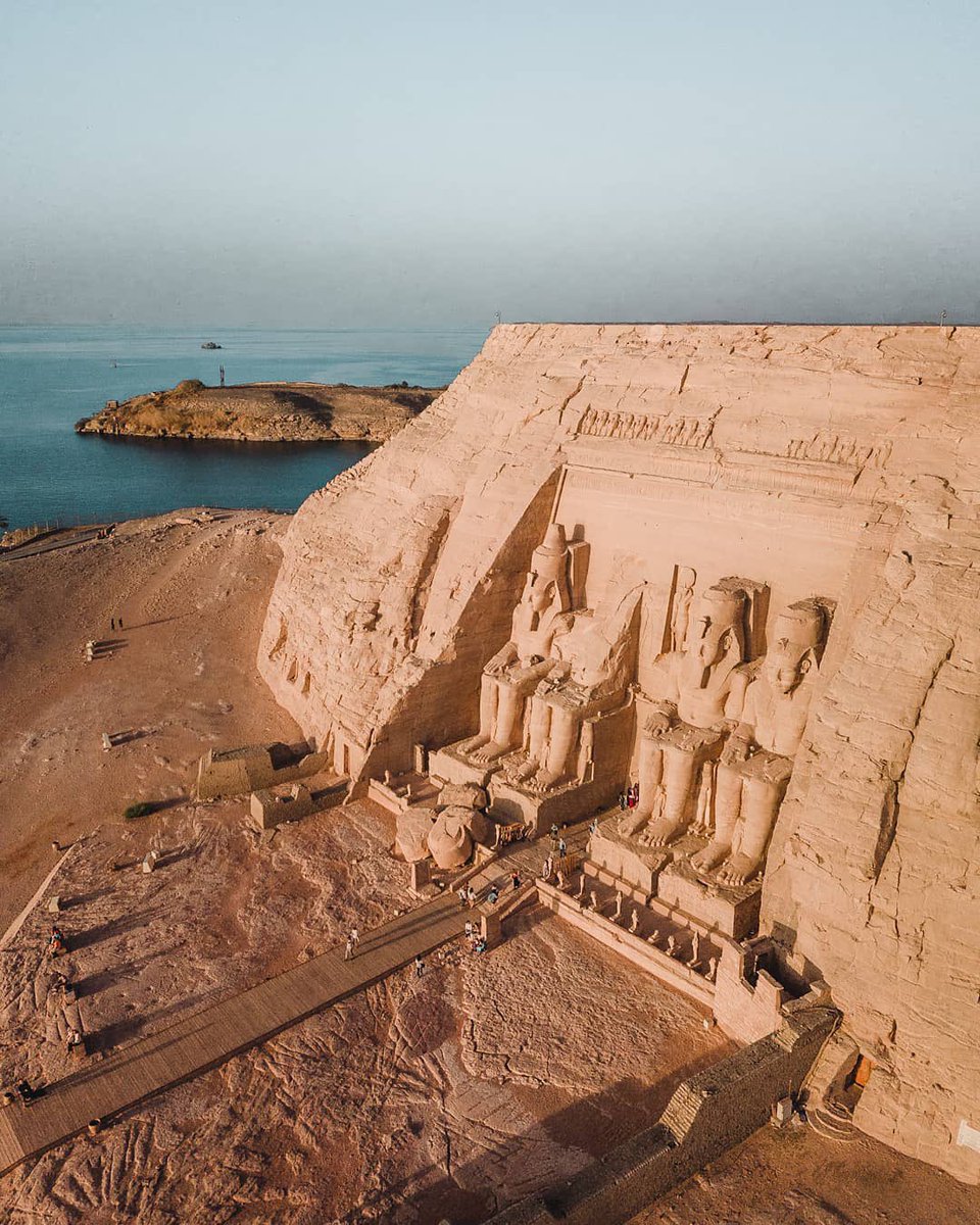 Il Grande Tempio di Ramses II ad Abu Simbel. A partire dal 1960 fu smontato e ricomposto 280 metri più all'interno e 65 metri più in alto rispetto all’origine per proteggerlo dalla creazione del bacino artificiale Nasser.

Credit: Geremy TravelFreak