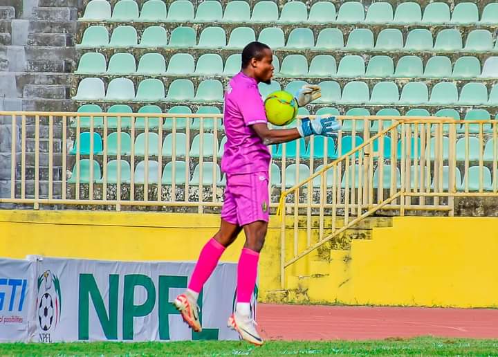 @BendelInsurance goalkeeper Amas Obasogie kept his 15th clean sheet of the season today against Heartland,he has now kept a total 33 career clean sheets in 64 matches.What an amazing performance obasogie.
Amas one the best goalkeeper in the Nigerian professional football league.