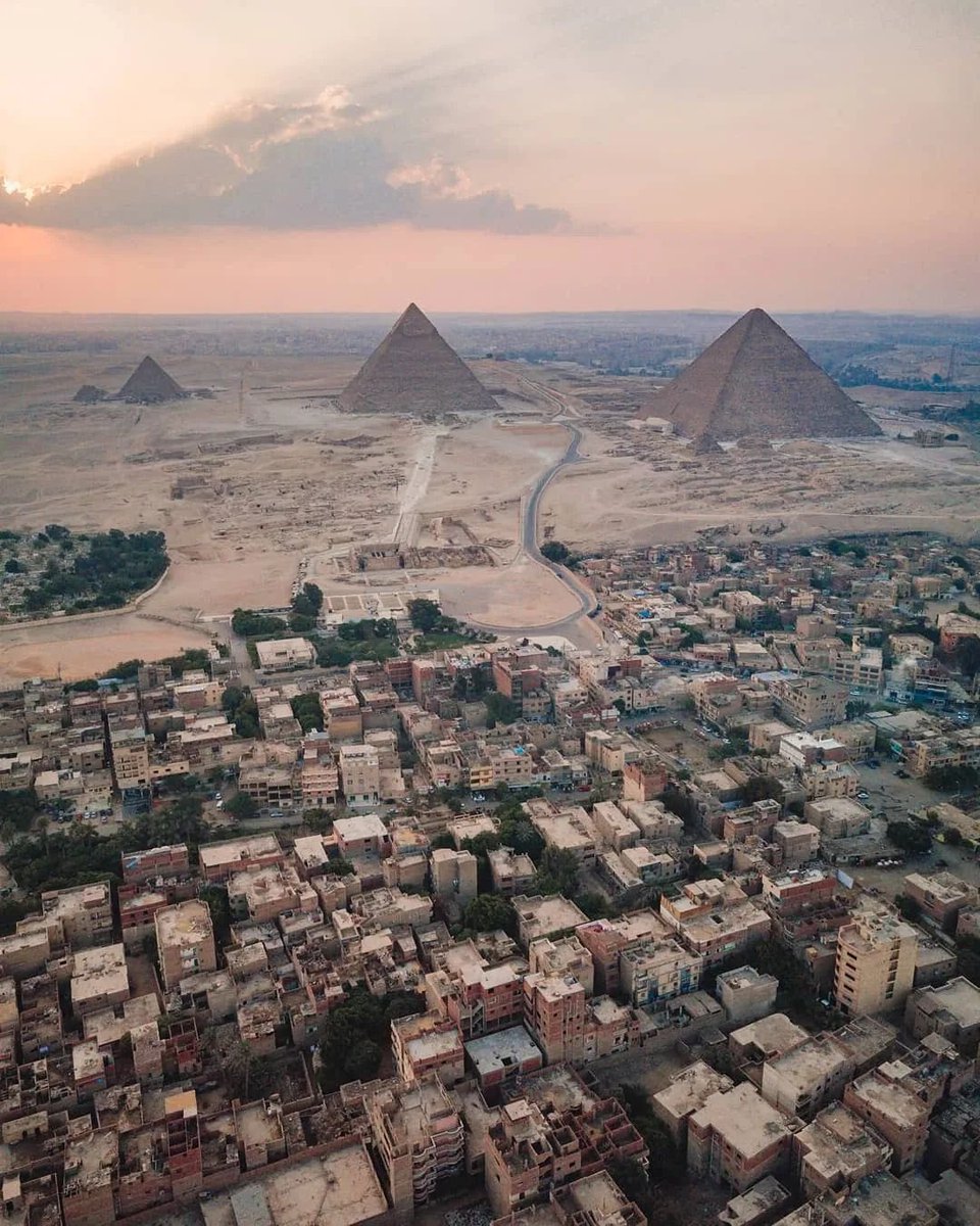 La piramide di Chefren (con la parte superiore ricoperta del rivestimento originale in pietra calcarea bianca), la Sfinge e la piana di Giza ripresi dall’alto.

Credit:Geremy TravelFreak