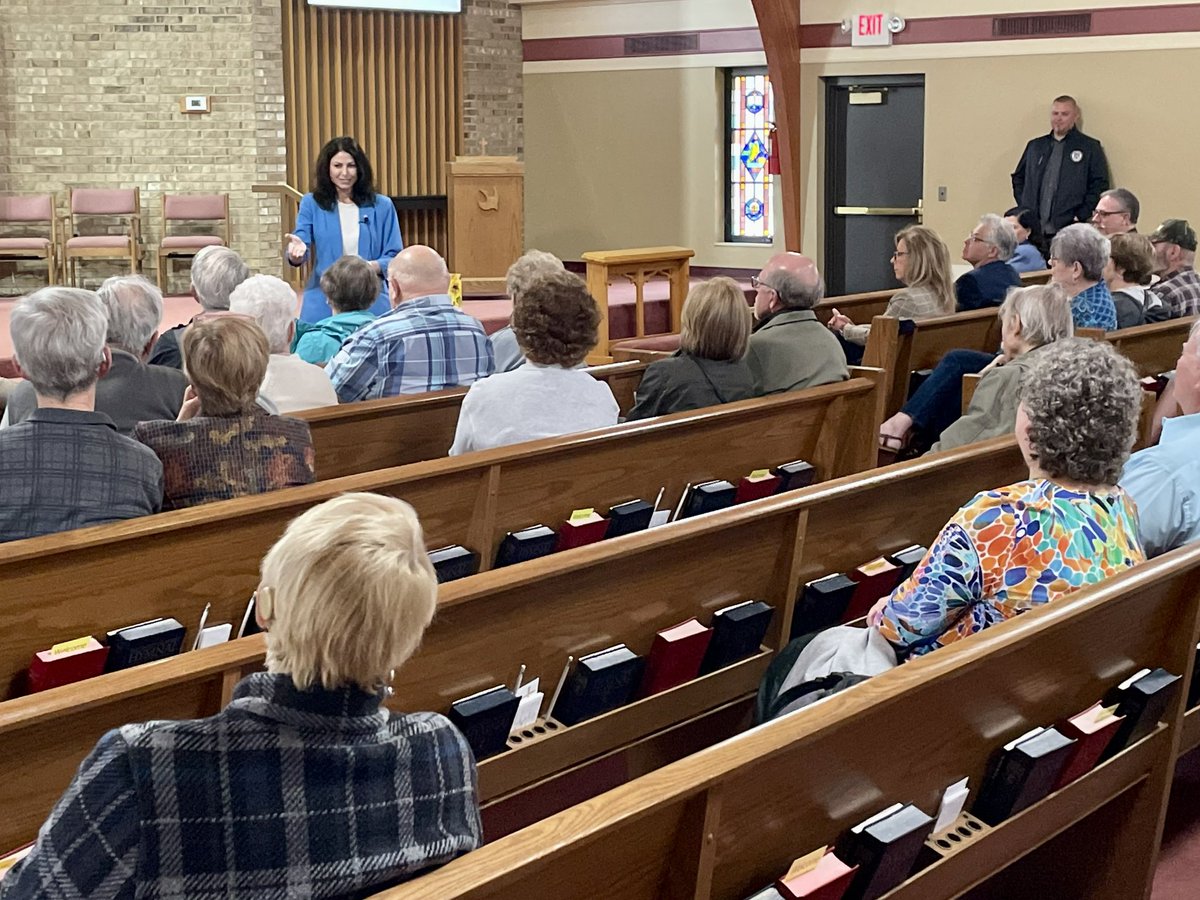 Today in Marysville, @MIAttyGen @dananessel gave another presentation to help residents spot scams & avoid falling victim. Remember: if it seems too good to be true, it probably is. Visit mi.gov/agcp for more consumer protection tips from the DAG.