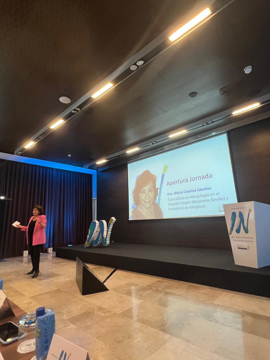 La Dra Sánchez 👩🏽‍⚕️ compartiendo su experiencia 👐🏾 con los futuros especialistas 🙋🏽⚡️ <a href="/alergosur_es/">ALERGOSUR</a>