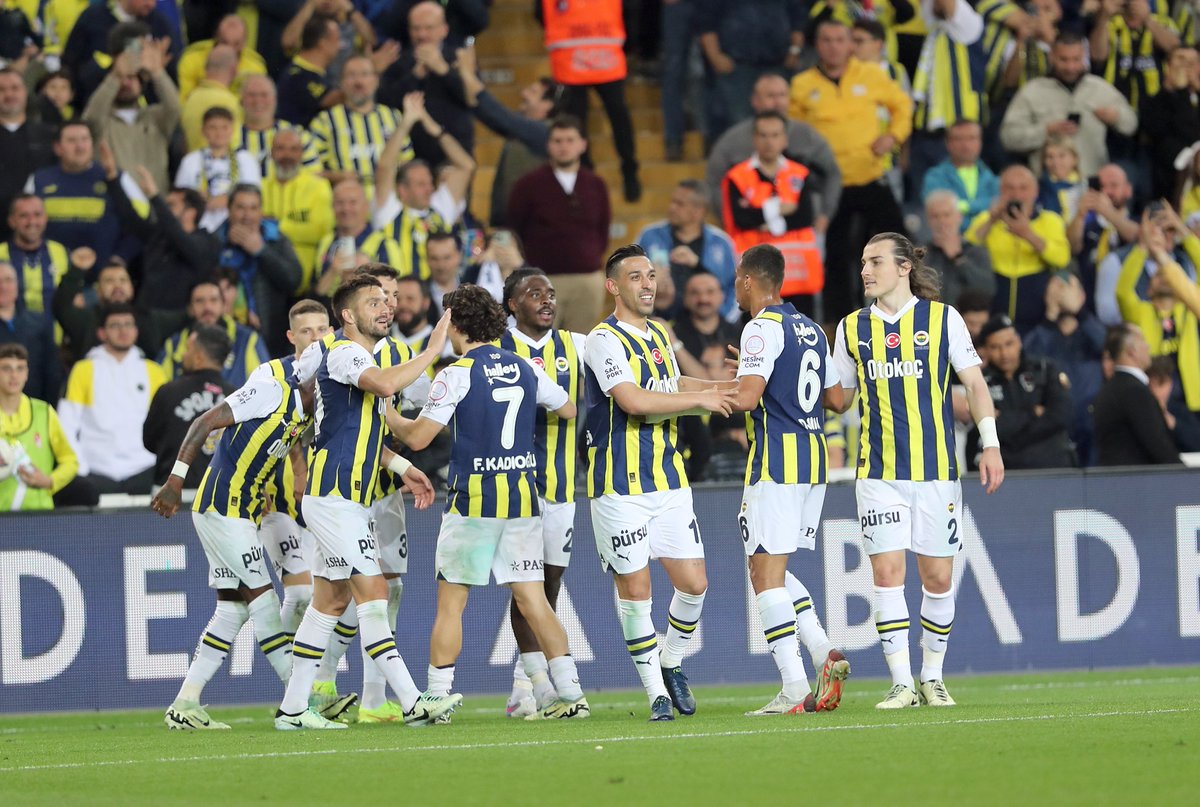 ✍️Ahmet Selim Kul (@ahmetselimkul ) yazdı: Bu görüntü Konya'da havlu attırır 'Fenerbahçe için bu maçtan tek kazanç 3 puan olacak. Ama bu tablo gerek oyuncular gerek sorumlular tarafından değiştirilemezse bu takımın Konya’da havlu atması işten bile değil. 4 maç varken, rakibinle…