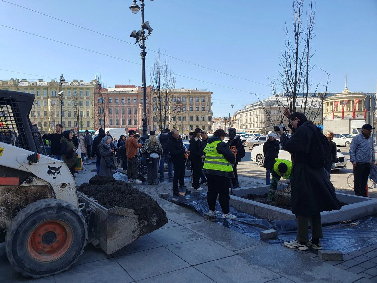 Wild_SPb's tweet photo. Вау!!!
Это офигительно

Липы возвращаются на своё историческое место у Московского вокзала.

Все благодаря активным жителям города, и в частности Ярославу Кострову.
РЖД, чиновники тоже оказали содействие.

Вот бы больше таких новостей! https://t.co/hLhxuHjxD5