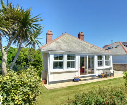Book Now! Trearth is 1 mile from Treyarnon Bay, 4 miles from Padstow, 4 star, sleeps 6 - Book Now! bit.ly/49YPKim #Treyarnon #Padstow #Cornwall #CoastalRetreat #HolidayHome #SWCoastalPath #SelfCatering