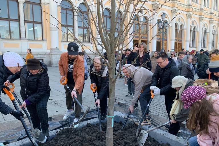 Wild_SPb's tweet photo. Вау!!!
Это офигительно

Липы возвращаются на своё историческое место у Московского вокзала.

Все благодаря активным жителям города, и в частности Ярославу Кострову.
РЖД, чиновники тоже оказали содействие.

Вот бы больше таких новостей! https://t.co/hLhxuHjxD5