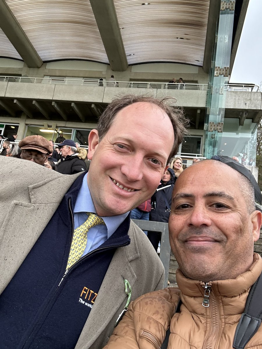 A fantastic day @Sandownpark amazing racing & great to meet up with @MikeParcej @SorchaNiRuaidh @julsrools and privileged to meet @benpauling1 & @CWilliamsRacing. What an awesome day and credit to all @Sandownpark & mega thanks to all racing connections.