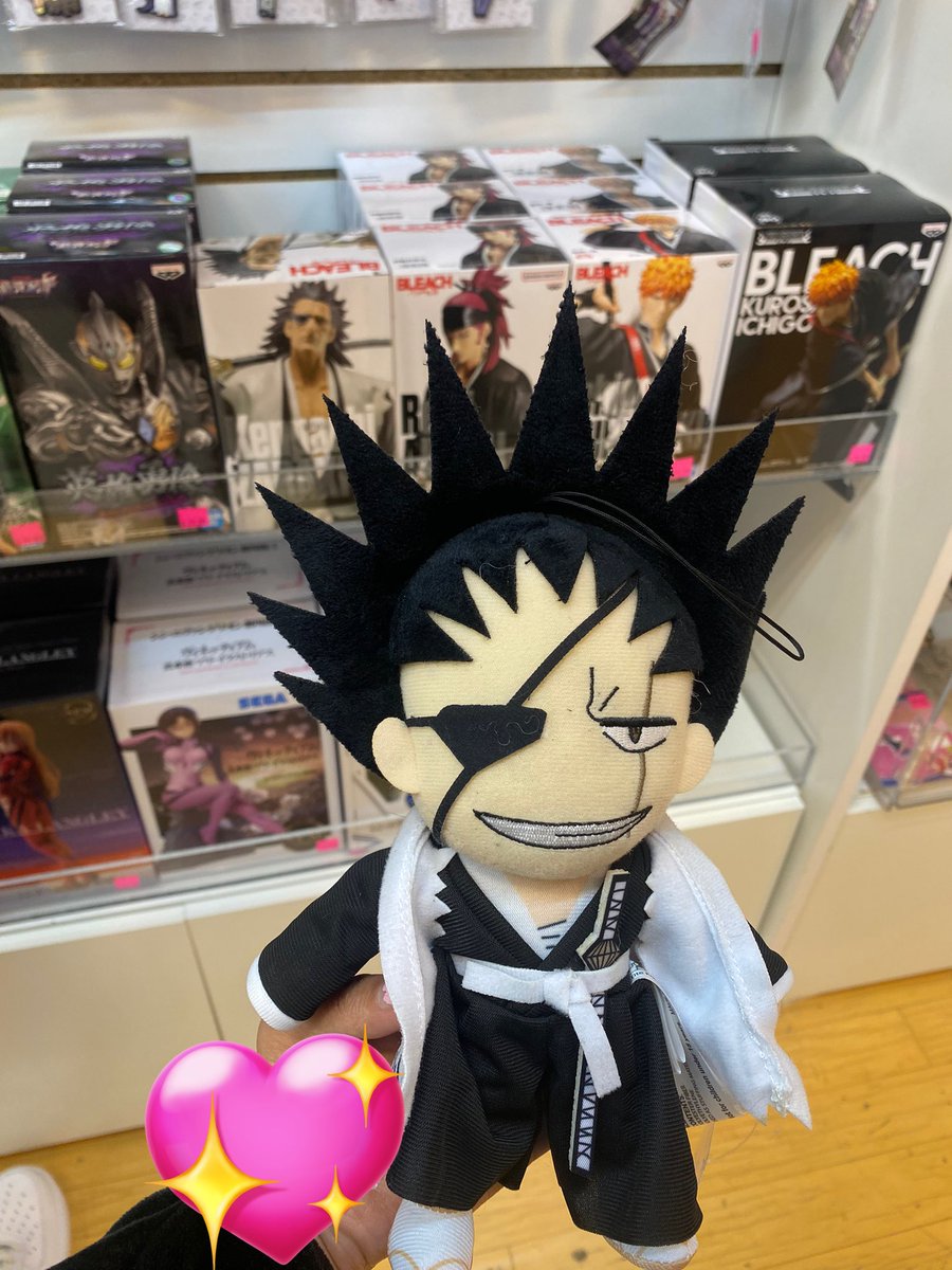 FIRST TIME SEEING A KENPACHI PLUSHIE😭😭😭 (my hand looked broken lmfao)