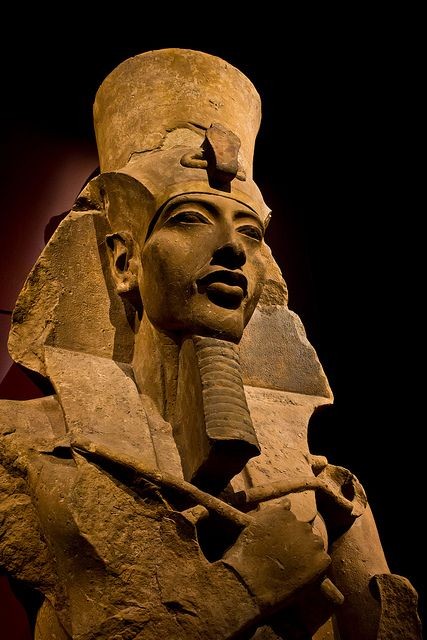 Yusuf'un kim olduğuyla ilgili teorisyenlerin iddia ettiği iki seçenek bulunmaktadır.
Bazı teorisyenlere göre Yusuf'un, tek tanrılı dine geçiş yapan aykırı firavun Akhenaton'un dedesi (Kraliçe Tiye'nin babası) olan Yuya olduğu, Akhenaton'un da tek tanrılı dini seçmesinde etkili