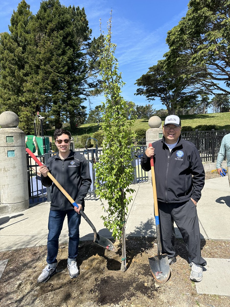 Thank you to the amazing volunteers that came out to Westborough Park to plant new trees for our Arbor Day celebration. Definitely one of my favorite events to do since being on the city council. Great job to our amazing @SSFParksandRec for organizing.