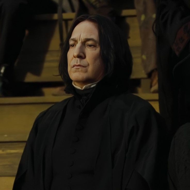 Severus Snape'i neden sevmiyorum?
Snape sevebilirsiniz buna dedigim bir sey yok ama iyi biri oldugunu savunamazsiniz cunku degil. Flood boyunca once karanlik taraftaki halini ve sonrada aydinlik taraftaki ogretmen olan snape'i ele alacagim. Kronolojik olarak gitmeye calisacagim.