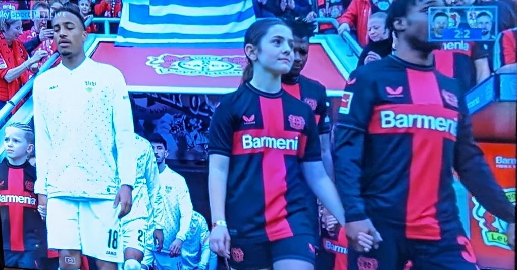 Xabi Alonso's daughter Emma walked in with Jeremie Frimpong today before the game🖤♥️ [@SkySportDE]