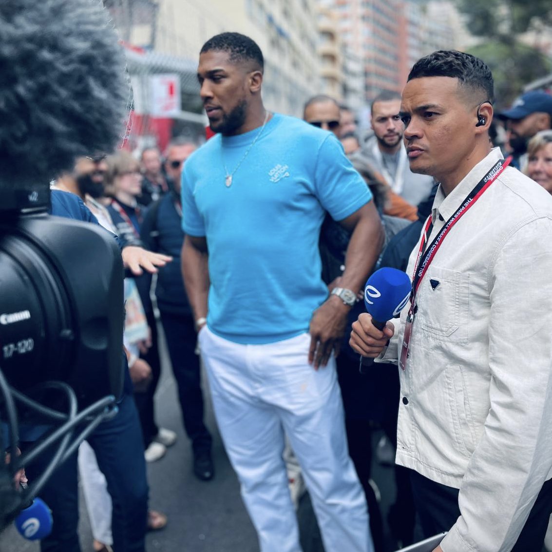 You never know who you’ll bump into on the streets of #Monaco… 🤩 @therealdcf1 @karunchandhok and @jjenas8 taking time for a chat with @anthonyjoshua at the #MonacoEPrix #MakeItHappen #FormulaE #FE