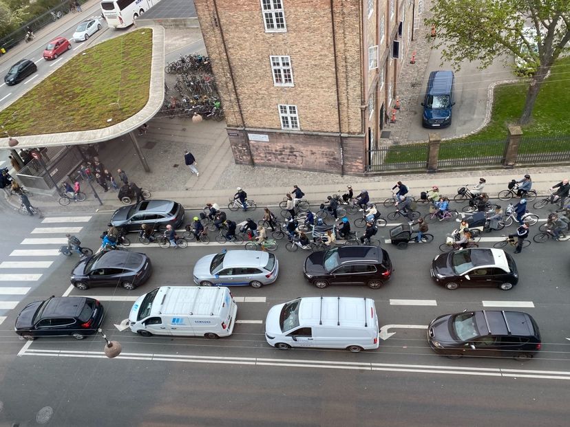 Urban mobility can be complex. But a birds-eye view shows us that the math of optimal use of road space is remarkably simple! 41 x 🚴 > 9 x 🚗. (📸 of Nørreport, #Copenhagen by Henrik Lundorf Nielsen)