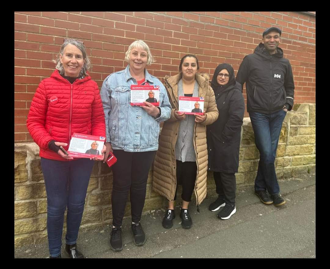 🌹Good talking to people in Dewsbury South this morning. Only a few more days to ensure we get our hard working Labour candidates re-elected across Kirklees; If you have some time then please come along and help 👍🏾🙏🏽