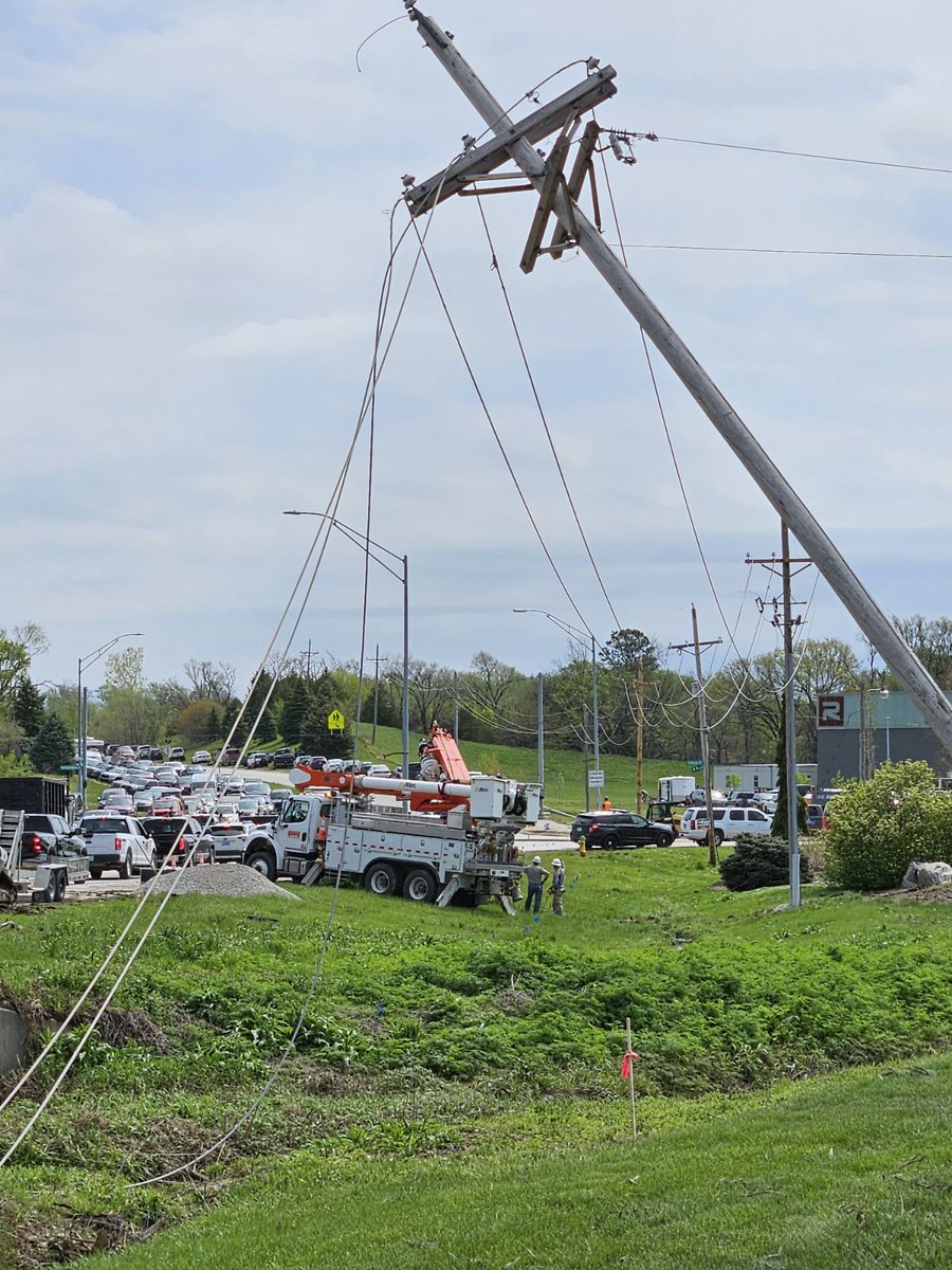 Please remember, it is critical that our crews and all emergency personnel maintain their focus when it comes to storm and outage restoration for their safety and the safety of the public. We ask that you not approach them if you see them making repairs. ⚠️⚠️