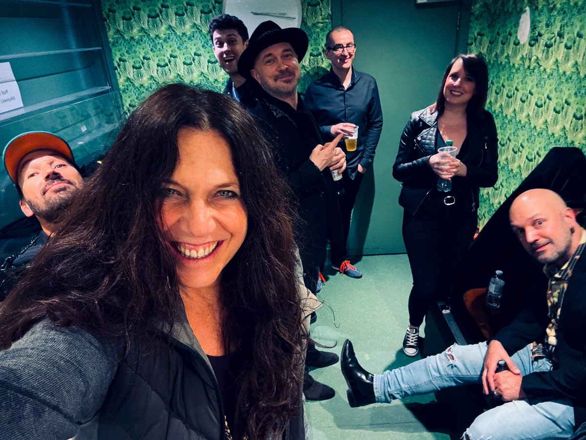 Sold out show in London tonight! Spirits are high backstage with Matt Pearce & The Mutiny! 😻🎉🕺🏻 Thanks to Planet Rock & The Gig Cartel for presenting our UK tour.