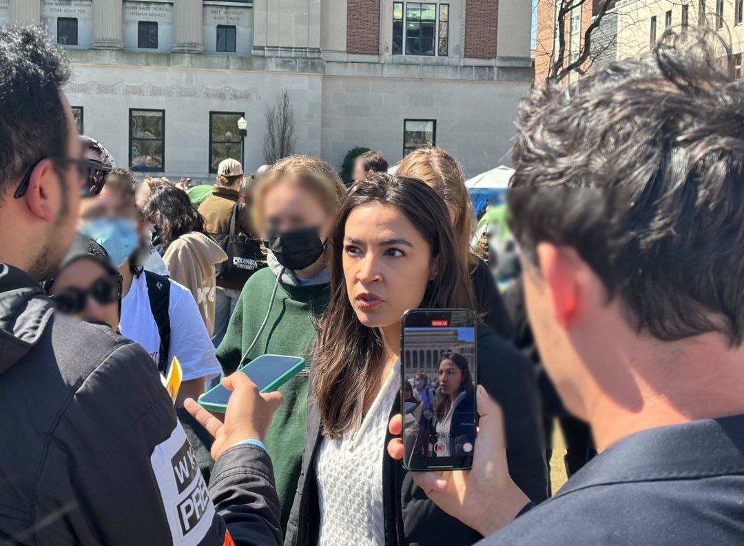 La congresista estadounidense Alexandria Ocasio-Cortez se une al Campamento de Solidaridad con Gaza en la Universidad de Columbia.